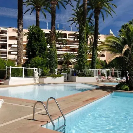 - 4 People - Swimming Pool - Parking